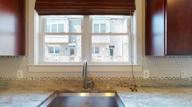 Building Photo - 517 Regent Pl NE
