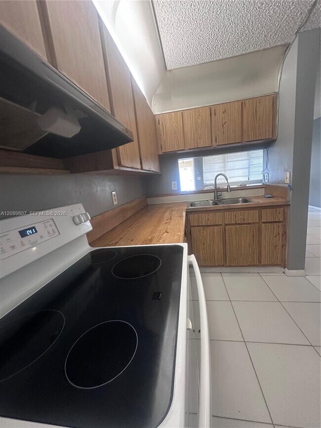 Building Photo - 821 Twin Lakes Dr