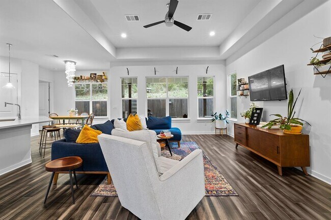 Building Photo - 706 Stow Dr