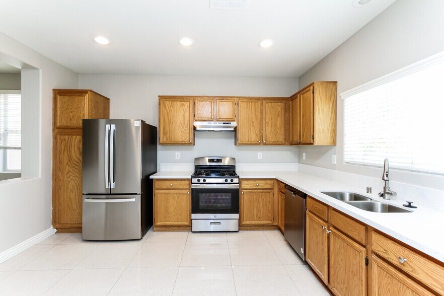 Building Photo - 84 Japonica Ave
