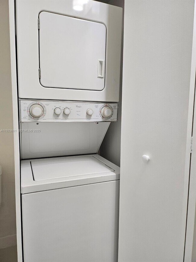 Building Photo - 325 NW 72nd Ave