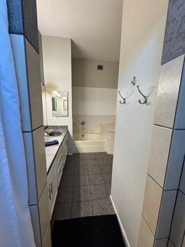 Building Photo - Northwest-3 bedroom/ 2 bathroom single family home w/ pool!