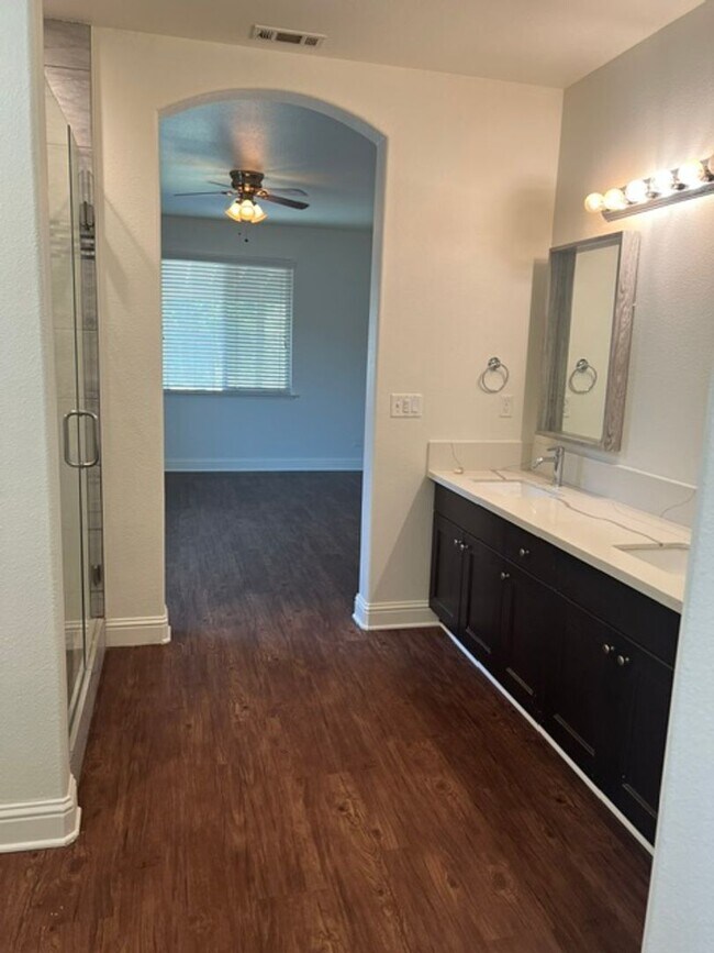 Building Photo - Dinuba House For Rent