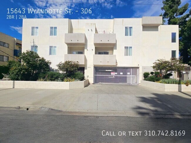 Building Photo - 15643 Wyandotte St