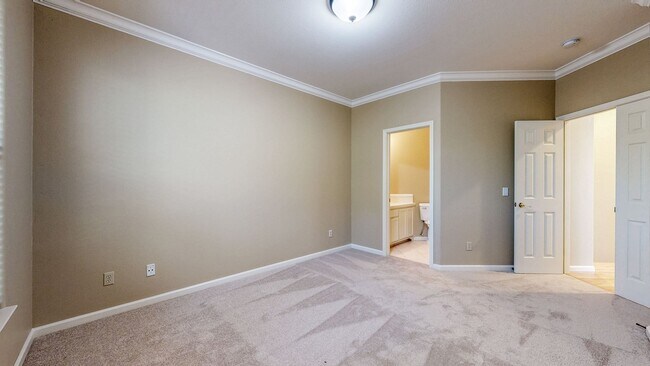 Building Photo - Gorgeous Home with private yards, large de...