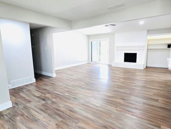 Building Photo - 526 Doral Pl