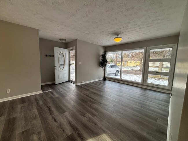 Building Photo - 3 Bedroom Single Family Home