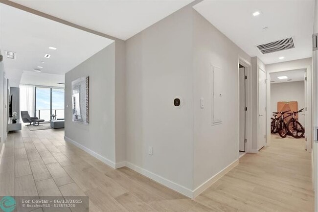 Building Photo - 1116 N Ocean Blvd
