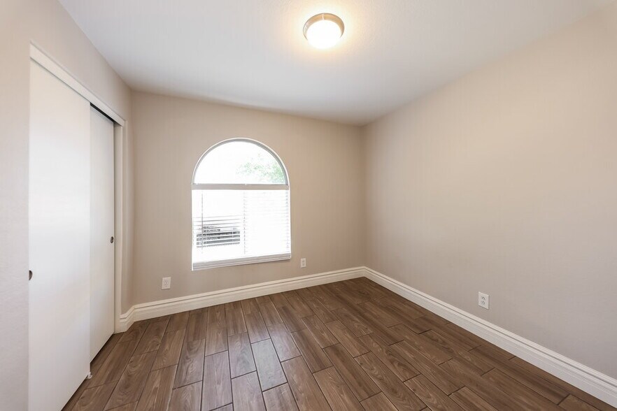 Building Photo - 3424 E Rockwood Dr