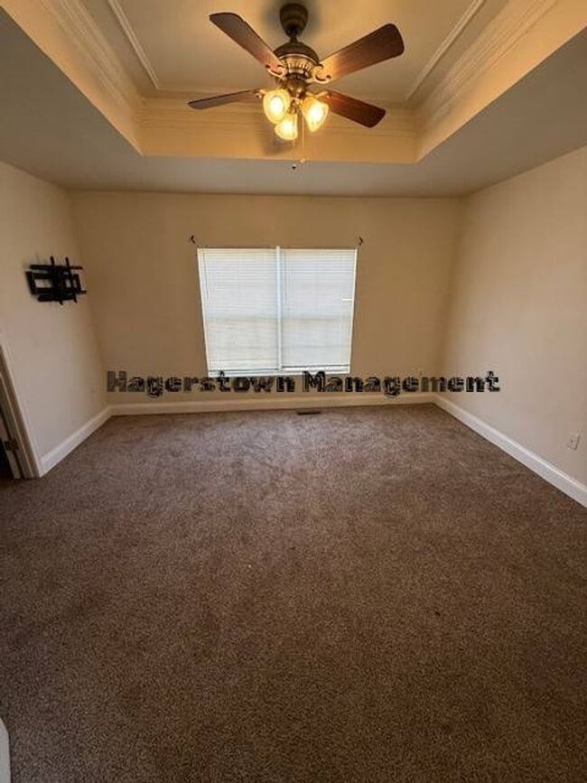 Building Photo - Halfway Townhouse - close to shopping and dining