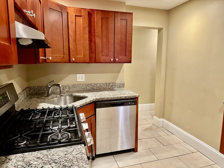 Building Photo - 72 Egmont St