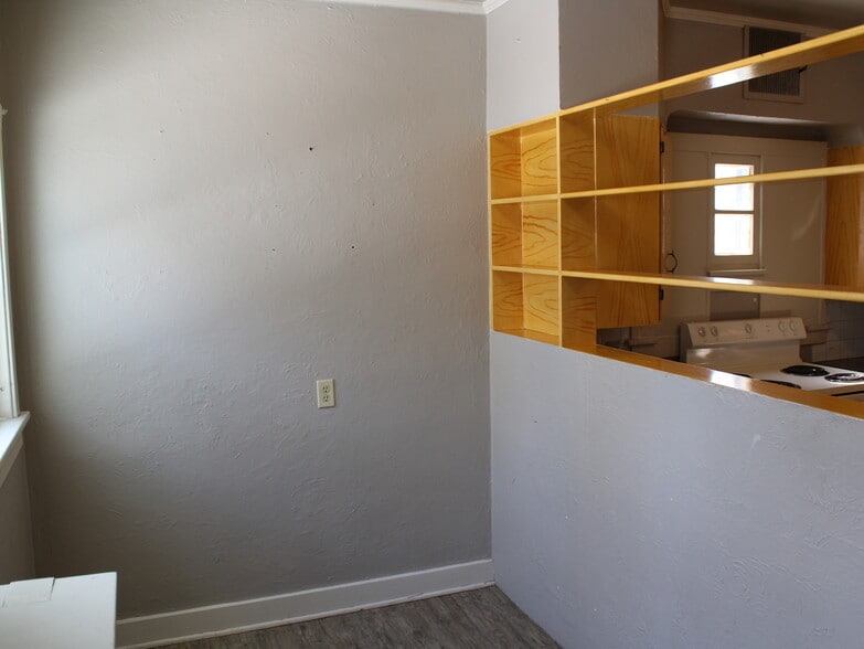 Nice eat-in kitchen area - 28 5th St