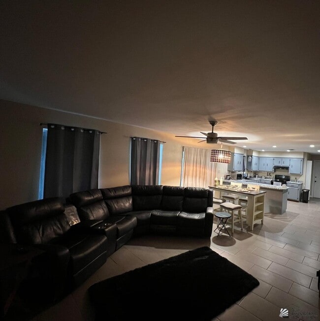 Building Photo - 3215 London Dr