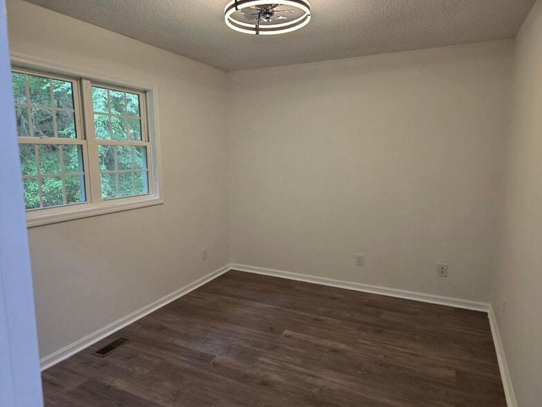 Building Photo - 25 Sylvias Way