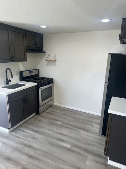 Building Photo - 931 E 6th St