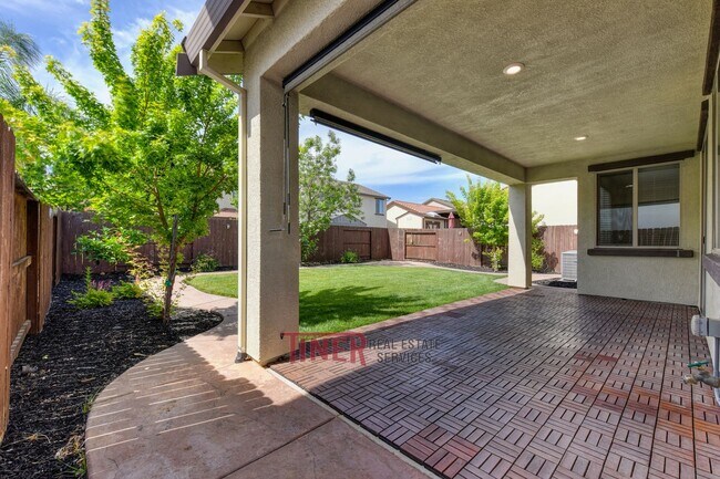 Building Photo - Like New Somerset Ranch Home!