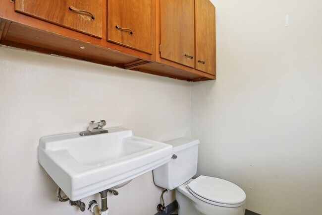 Building Photo - 1115 Broadmoor Dr