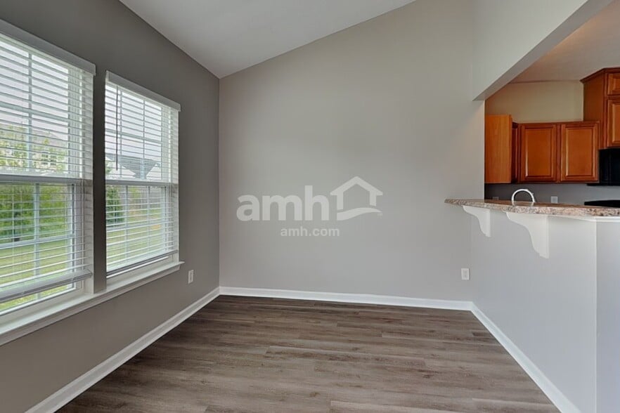 Building Photo - 676 Classic Ln