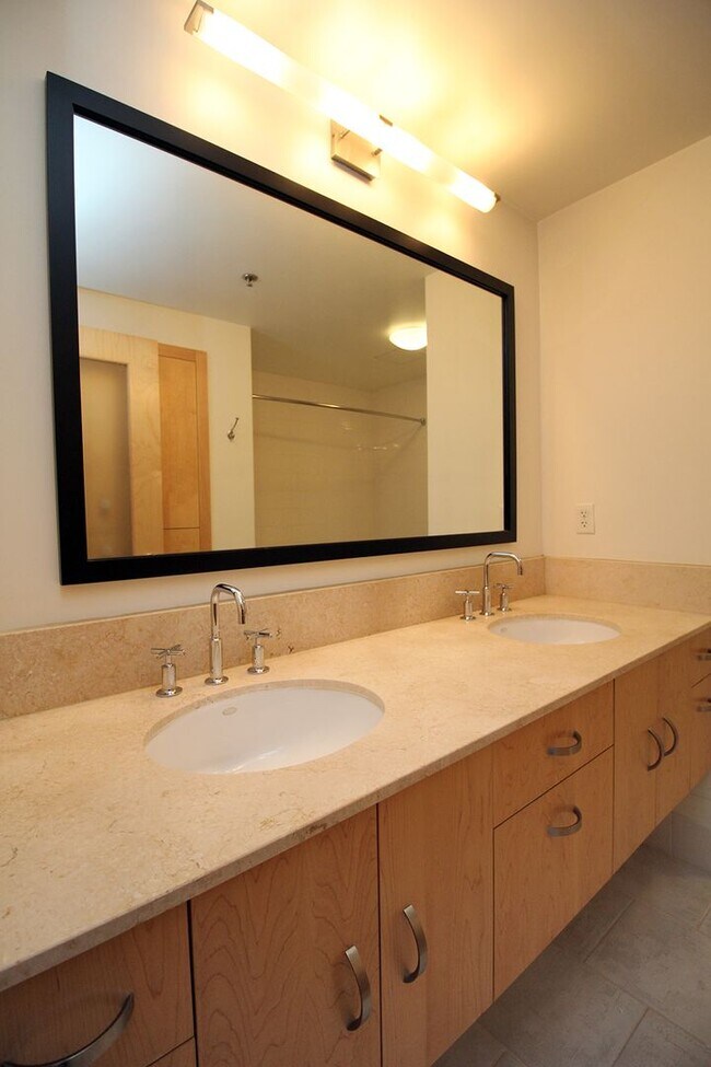 Building Photo - Exceptional 1 bd + bonus, City Views in Pe...