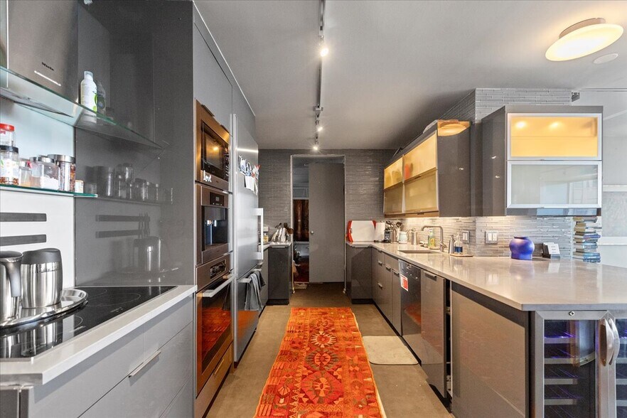 Primary Photo - 2400 N Lakeview Ave