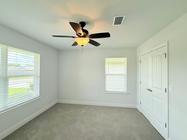Building Photo - Spacious Home - Ashley Place