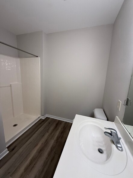 Full master bath - 3540 Library Dr