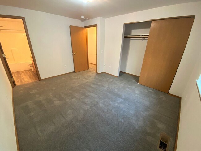 Building Photo - 3 Bed on Cul-de-sac with Great Backyard an...