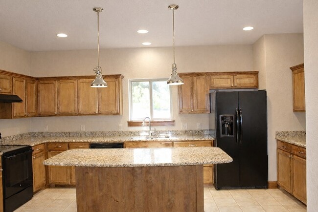 Building Photo - 701 Bushwhack Rd