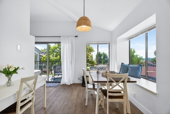 Building Photo - 2 Bedroom Condo for Rent in Redding CA | Pool, Spa, Fireplace, Balcony