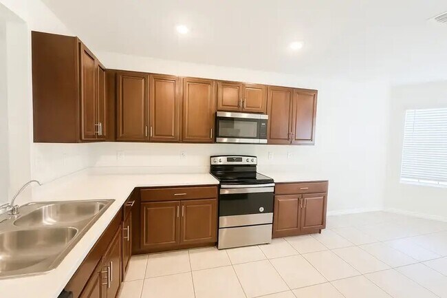 Building Photo - 2220 NE 5th Ave