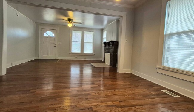 Building Photo - Adorable 2br/1ba house in heart of South K...