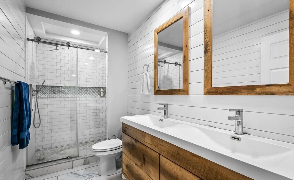 En Suite Bathroom - 106 E Clement St