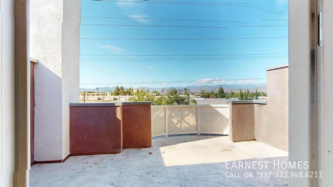 Building Photo - 11622 Oxnard St