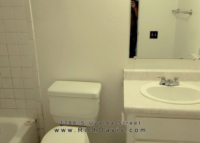 Building Photo - 2 bed, 1 Bath, 900 sqft with washer/dryer ...