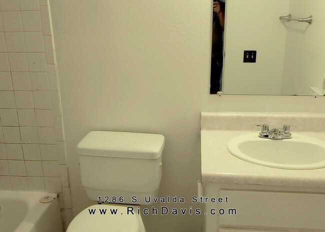 Building Photo - 2 bed, 1 Bath, 900 sqft with washer/dryer hookups and 1 car garage