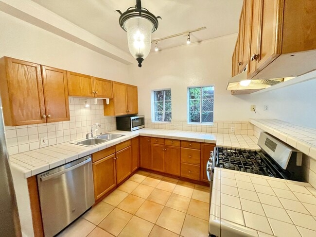 Building Photo - Bernal Hts. 2Br/1.5Ba Home w/Fab City View...