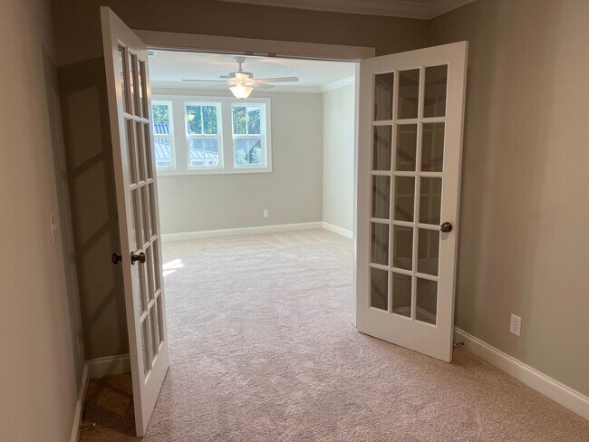 Building Photo - Lovely Three Bedroom Townhouse in Washington Square!