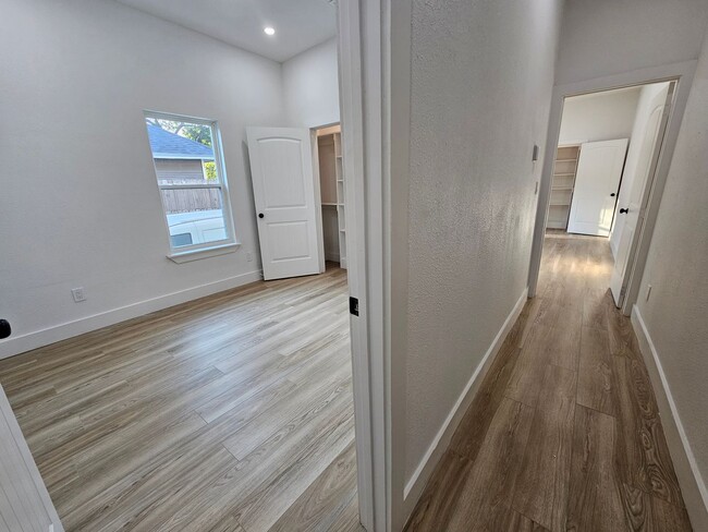 Building Photo - Ready for immediate move in!