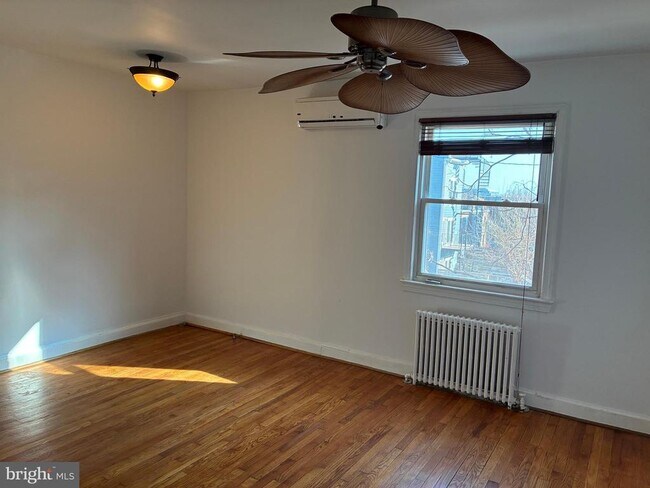 Building Photo - 717 Kearny St NE