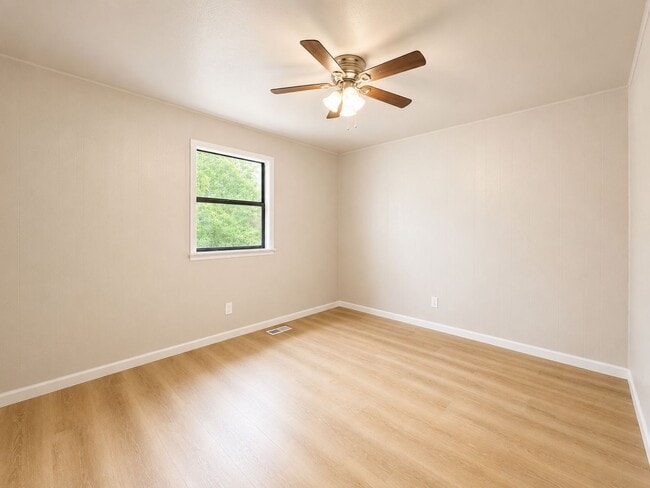Building Photo - Remodeled 2 Bed/ 1.5 Bath Townhouse in Batesville!