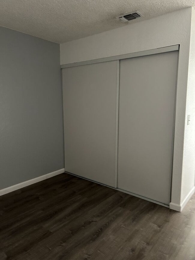 Building Photo - 3 bedroom 3 bath home