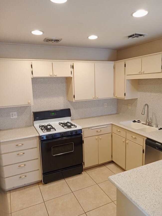 Building Photo - Welcome to this cozy 3-bedroom, 2-bathroom home!