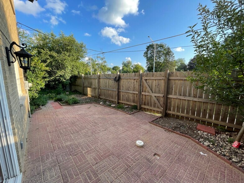 Building Photo - 725 Hibbard Rd