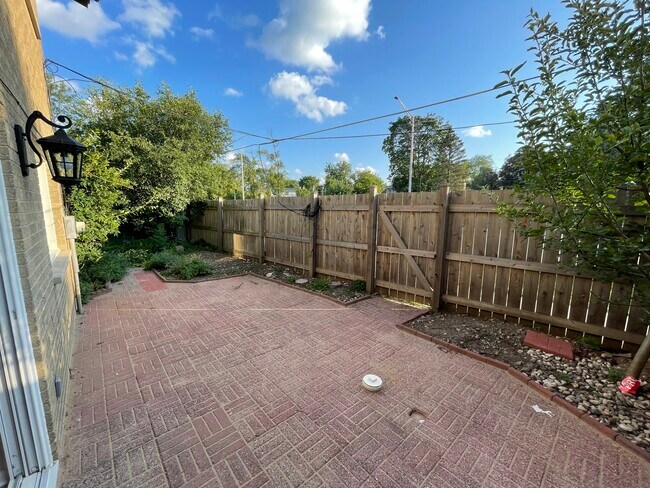 Building Photo - 725 Hibbard Rd