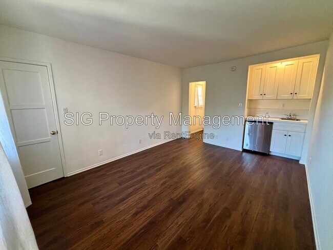 Building Photo - 4371 Sunset Dr