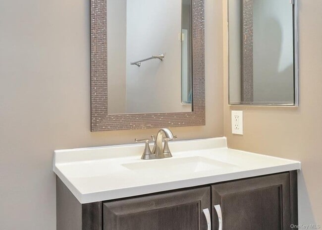 Building Photo - 277 Vista Dr