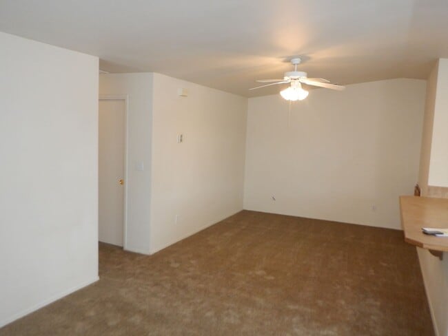 Building Photo - Single Level 2 Bed/2 Bath Unit with Garage...