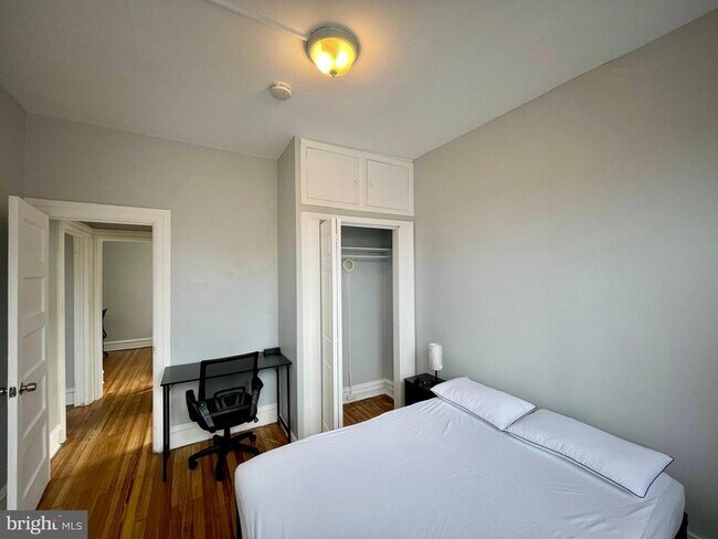 Building Photo - 307 Dolphin St