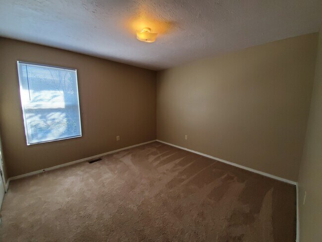 Building Photo - 4 Bedroom Available in July