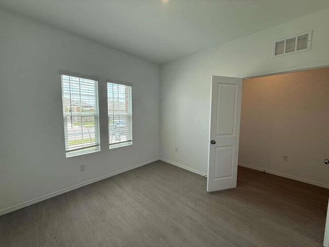 Building Photo - 109 Imola St